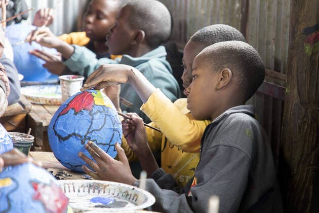 Weltkindertag am 20. September Kinder malen in dem Projekt von One Fine Day, dass Marie Steinmann-Tykwer leitet in der Republik Kenia, 16.08.2019. Kibera Kenia *** Children paint in the project of One Fine Day that Marie Steinmann Tykwer directs in the Republic of Kenya, 16 08 2019 Kibera Kenya Copyright: xUtexGrabowskyx xphotothek.netx