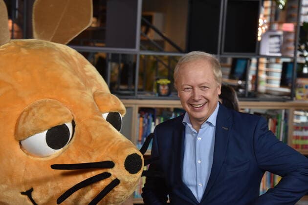WDR Intendant Tom Buhrow und die Maus posiert am 25.09.2019 in Köln bei der Pressekonferenz zur ARD-Themenwoche 2019 die sich vom 9. bis 16. November mit der Zukunft Bildung beschäftigt. *** WDR Director General Tom Buhrow and the Mouse poses on 25 09 2019 in Cologne at the press conference for the ARD Theme Week 2019, which will deal with the future of education from 9 to 16 November.