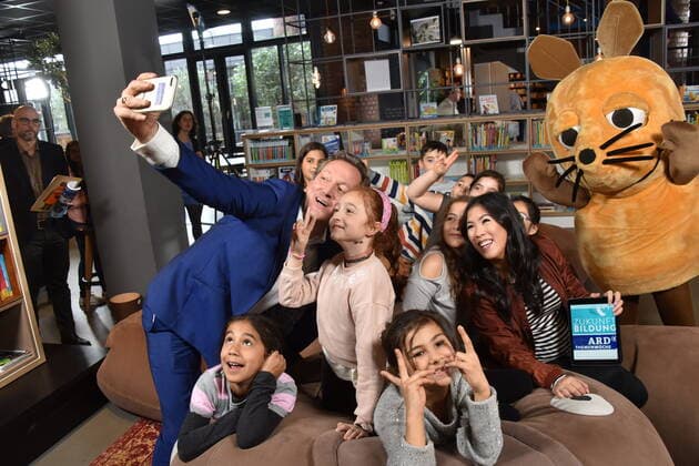 Bilder des Jahres 2019, Entertainment 09 September Entertainment Themen der Woche KW39 Entertainment Bilder des Tages Moderatoren Eckart von Hirschhausen und Mai Thi Nguyen-Kim, die Maus und Kinder posieren am 25.09.2019 in Köln bei der Pressekonferenz zur ARD-Themenwoche 2019 die sich vom 9. bis 16. November mit der Zukunft Bildung beschäftigt. *** Presenters Eckart von Hirschhausen and Mai Thi Nguyen Kim, die Maus und Kinder pose on 25 09 2019 in Cologne at the press conference for the ARD Theme Week 2019 from 9 to 16 November which deals with the future of education.