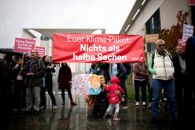 FridaysForFuture Climate-Protest DEU, Deutschland, Germany, Berlin, 25.09.2019 Demonstranten mit Schild Wir haben den Weckruf der Jugend gehoert und Bild von Angela Merkel, auf der Demonstration von Schuelerinnen und Schueler der weltweiten Bewegung FridaysForFuture und Campact unter dem Motto Klimaschutz Keine halben Sachen vor dem Bundeskanzleramt waehrend der Kabinettssitzung in Berlin. Die Schueler und Studenten protestieren und streiken fuer einen radikalen Wandel der Klimapolitik, den Klimaschutz, der Einhaltung des 1,5-Grad-Ziels und dem Ausstieg aus der Kohlepolitik. Student Environmental activists with sign and picture of Angela Merkel during the worldwide movement FridaysForFuture, Fridays for Future, or Global Strike for Future climate protest, and Campact on September 25th 2019 in front of the Chancellery Office during a cabin