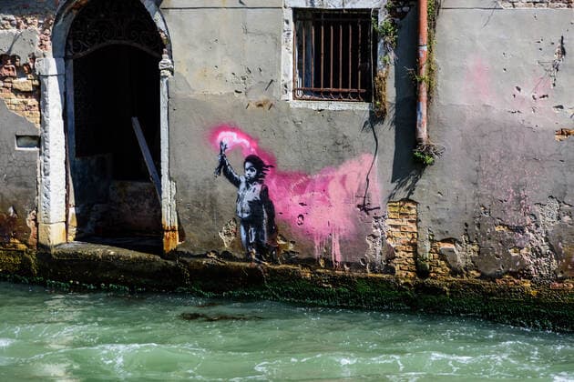 IMAGO Creative: Stadt-Dichotomien Venedig, Campo San Pantalon, Rio de Ca Foscari. Street Art von Banksy - Venice, Campo San Pantalon, Rio de Ca Foscari. Street Art by Banksy *** Venice, Campo San Pantalon, Rio de Ca Foscari Street Art von Banksy Venice, Campo San Pantalon, Rio de Ca Foscari Street Art by Banksy