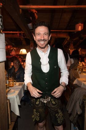 Promis an Tag 5 der Wiesn, Filmproduzent und Constantin Film Vorstand Oliver Berben feierte am 25. September 2019 in der Käfer Wiesnschänke auf dem Oktoberfest in München. München Bayern Deutschland Theresienwiese *** Celebrities on Day 5 of the Wiesn, film producer and Constantin Film director Oliver Berben celebrated on 25 September 2019 in the Käfer Wiesnschänke at the Oktoberfest in Munich Munich Bavaria Germany Theresienwiese