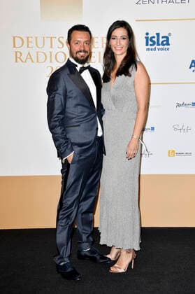 Pinar Atalay mit Ehemann bei der Verleihung des Deutschen Radiopreises 2019 in der Elbphilharmonie. Hamburg, 25.09.2019
