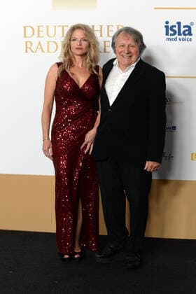 Peter Urban mit seiner Ehefrau Laura zu Gast bei der Verleihung des 10. Deutscher Radiopreis am 25.09.2019. Der Deutsche Radiopreis wurde in der Elbphilharmonie in Hamburg vergeben. bei der Verleihung Deutscher Radiopreis 2019 am 25.09.2019. Die Verleihung fand in der Hamburger Elbphilharmonie in Hamburg statt., Hamburg Hafen Hamburg Deutschland