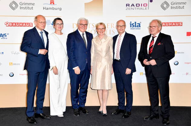 Joachim Knuth, Frauke Gerlach, Frank-Walter Steinmeier, Eva-Maria Tschentscher, Peter Tschentscher und Lutz Kuckuck bei der Verleihung des Deutschen Radiopreises 2019 in der Elbphilharmonie. Hamburg, 25.09.2019