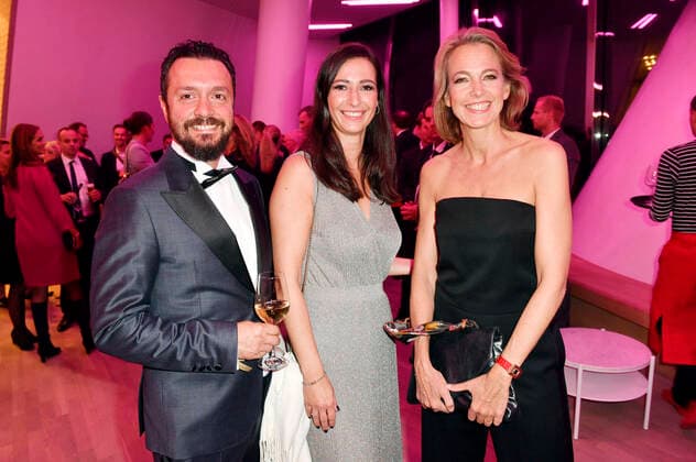 Pinar Atalay mit Ehemann und Julia Jäkel bei der Verleihung des Deutschen Radiopreises 2019 in der Elbphilharmonie. Hamburg, 25.09.2019