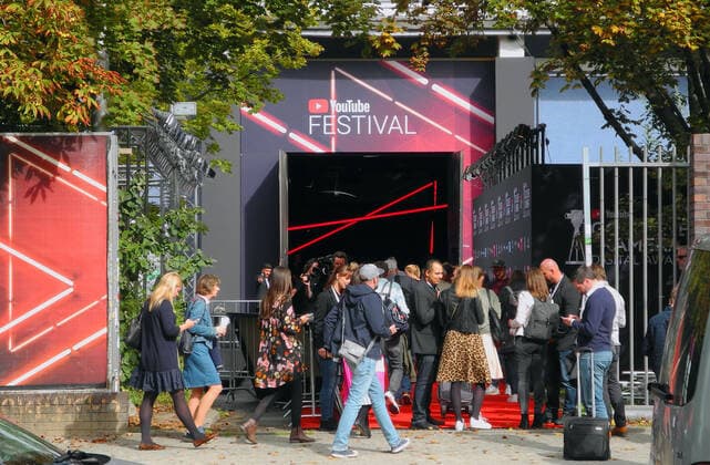 Berlin, YouTube Goldene Kamera Digital Award, Athmosphäre Die Fangemeinde kommt in den Tresor zum YouTube Festival.