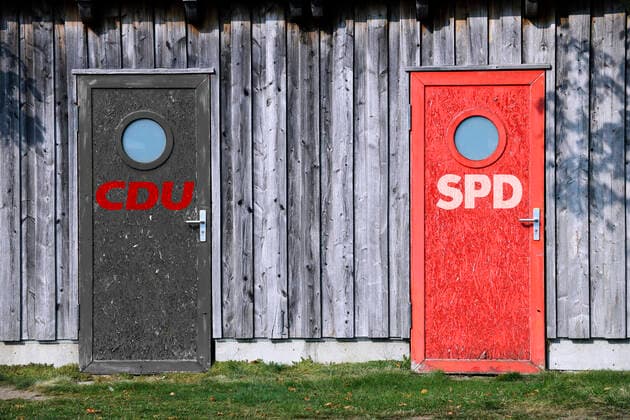 FOTOMONTAGE, Schwarze und rote TÃ¼r, Symbolfoto GroÃŸe Koalition *** PHOTOMONTAGE, Black and red door, Symbol photo Grand Coalition ** NUR FUER REDAKTIONELLE ZWECKE ** EDITORIAL USE ONLY **