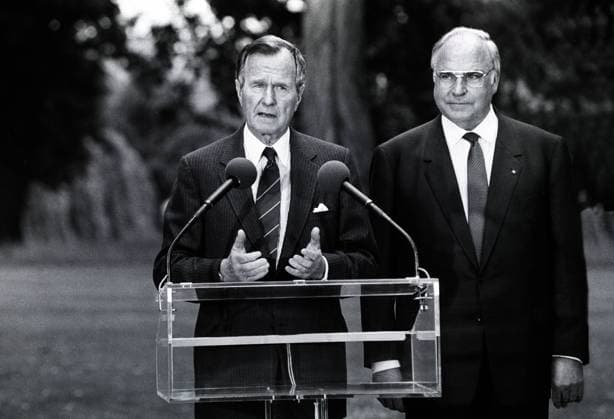 Deutschland, Bonn, 31.05.1989. Archiv-Nr.: 05-29-17 Besuch des amerikanischen Präsidenten Foto: Präsident George W. Bush und Bundeskanzler Helmut Kohl Besuch des amerikanischen Präsidenten *** Germany, Bonn, 31 05 1989 Archive No 05 29 17 Visit of the American President Photo President George W Bush and Chancellor Helmut Kohl Visit of the American President
