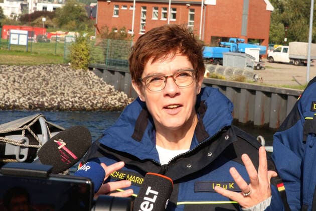 Die Bundesministerin der Verteidigung, Annegret Kramp-Karrenbauer (57) besucht am Donnerstag (26.09.2019) das 1. Korvettengeschwader der Deutschen Marine in Warnemünde Hohe Düne. Dafür wird sie mit einem Hubschrauber vom Typ Sea King MK 41 an Bord der in Ostsee stehenden Korvette Oldenburg gebracht. Dort wird sie zunächst durch den Inspekteur der Marine, Vizeadmiral Andreas Krause (62) begrüßt. Anschließend werden ihr zusammen mit der Korvette Magdeburg dynamische Vorführungen gezeigt. Dabei werden ihr u.a. ein Seeversorgungsmanöver und die Abwehr eines simulierten Luftangriffs durch zwei Eurofighter demonstriert. Hier im Bild beim Presse Statement