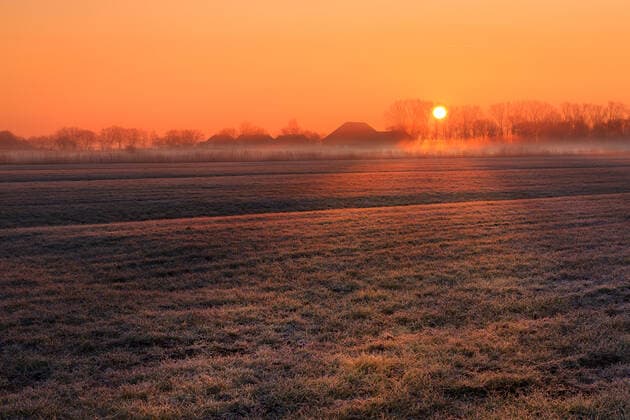 Sande. 20 MAR 2019. Morgenstimmung bei Sonnenaufgang. Frostiger Morgen über einem Feld bei Sande. OSTFRIESLAND. SANDE. *** Sande 20 MAR 2019 Morning mood at sunrise Frosty morning over a field at Sande OSTFRIESLAND SANDE Copyright: RPH Priller&MAUG RPH0A5629X