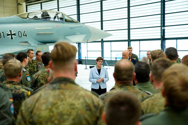 die Bundesministerin der Verteidigung, Frau Annegret Kramp-Karrenbauer, besuchte am 27. September 2019 anlässlich ihres Antrittbesuches bei der Luftwaffe das Taktische Luftwaffengeschwader 31 Boelcke. Sie wurde begleitet von Herrn Generalleutnant Ingo Gerhartz, Inspekteur der Luftwaffe. Foto: Nörvenich Fliegerhorst Nörvenich Nordrhein-Westfalen Deutschland