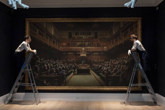 Bilder des Jahres 2019, Entertainment 09 September Entertainment Themen der Woche KW39 News Bilder des Tages September 27, 2019, London, London, UK: London, UK. Sotheby s staff hold a painting titled Devolved Parliament, 2009, by artist Banksy. The painting depicts MP s in the houses of Parliament with an estimate of Ã‚Â£1.5-2 million. The work is part of the Sotheby s contemporary art auction. London UK  - ZUMAl94_ 20190927_zaf_l94_005 Copyright: xRayxTangx