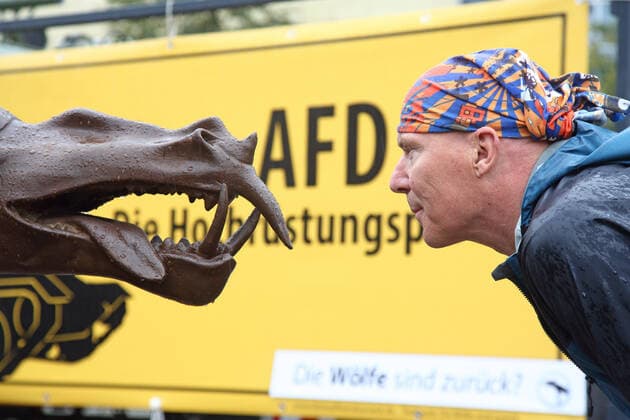 Bilder des Jahres 2019, News 09 September News Themen der Woche KW39 News Bilder des Tages Drei grosse Bronze-Woelfe des Brandenburger Kuenstlers Rainer Opolka (Foto) und ein Originalpanzer sind am Freitag (27.09.2019) vor der Bundesgeschaeftsstelle der AfD in der Berliner Schillstrasse aufgestellt worden. Mit der eintaegigen Protestaktion wollen Opolka und die Vorsitzende des Foerderkreises fuer das Holocaust-Mahnmal, Lea Rosh, vor der Ruestungspolitik der AfD warnen, wie die beiden Initiatoren mitteilten. Von der Oeffentlichkeit weitgehend unbemerkt, arbeite die AfD am Ruestungsstaat Deutschland, wolle die Bundeswehr im Inneren einsetzen, den Wehretat drastisch erhoehen, die Ruestungsindustrie ausbauen, den Ruestungskonzernen Garantiequoten erteilen und das Zivilleben militarisieren, erklaerte Rainer Opolka. (Siehe epd-Meldung vom 27.09.2019) Bronze-Woelfe und Panzer vor AfD-Bundeszentrale *** Three large bronze wolves of the Copyright: epd-bild JuergenxBlume EDITORIAL USE ONLY