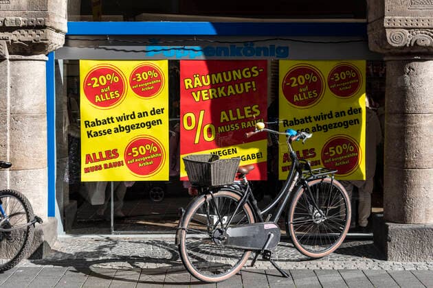 Puppenkönig in Bonn gibt auf. Puppenkönig, das älteste Spielwarengeschäft Bonns, schließt nach 106 Jahren im November 2019 seine Pforten, für immer. Der Räumungsverkauf hat begonnen. Bonn Nordrhein-Westfalen Deutschland