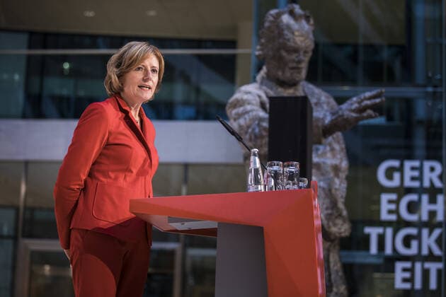 Bilder des Jahres 2019, News 09 September News Themen der Woche KW39 News Bilder des Tages Malu Dreyer, SPD, Ministerpraesidentin von Rheinland-Pfalz, spricht im Rahmen der Verleihung des August-Bebel-Preises im Willy-Brandt-Haus in Berlin, 27.09.2019. Berlin Deutschland *** Malu Dreyer, SPD, State Premier of Rhineland-Palatinate, speaks at the August Bebel Award ceremony at the Willy Brandt House in Berlin, 27 09 2019 Berlin Germany Copyright: xFlorianxGaertner photothek.netx