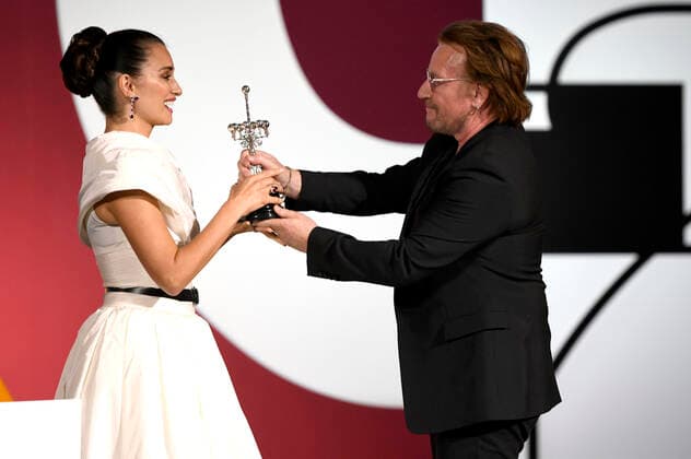 Penelope Cruz mit Bono bei der Verleihung des Donostia Awards für ihr Lebenswerk auf dem 67. Internationalen Filmfestival San Sebastian Festival Internacional de Cine de San Sebastian im Theater Victoria Eugenia. San Sebastian, 27.09.2019