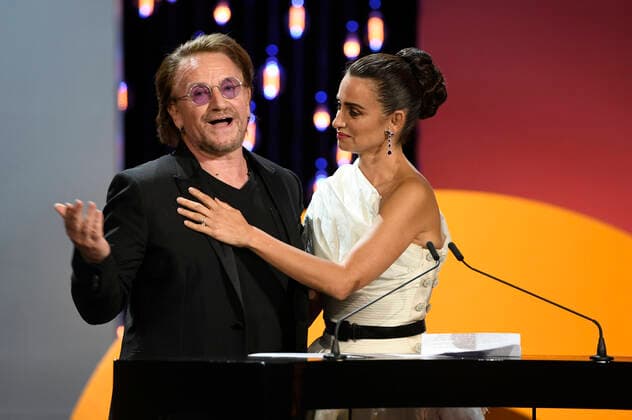 Penelope Cruz mit Bono bei der Verleihung des Donostia Awards für ihr Lebenswerk auf dem 67. Internationalen Filmfestival San Sebastian Festival Internacional de Cine de San Sebastian im Theater Victoria Eugenia. San Sebastian, 27.09.2019