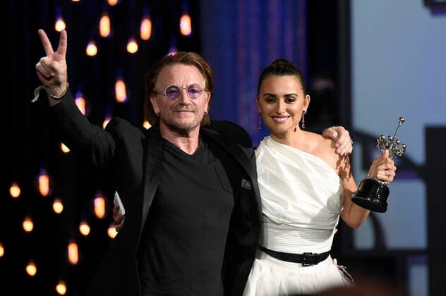 Penelope Cruz mit Bono bei der Verleihung des Donostia Awards für ihr Lebenswerk auf dem 67. Internationalen Filmfestival San Sebastian Festival Internacional de Cine de San Sebastian im Theater Victoria Eugenia. San Sebastian, 27.09.2019 *** Penelope Cruz with Bono at the Donostia Awards Ceremony for her lifes work at the 67th International Film Festival San Sebastian Festival Internacional de Cine de San Sebastian at the Theater Victoria Eugenia San Sebastian, 27 09 2019 Foto:xC.xNiehausx xFuturexImage