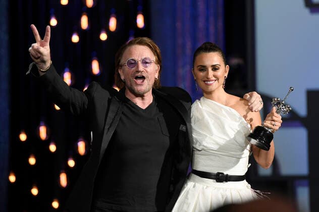 Penelope Cruz mit Bono bei der Verleihung des Donostia Awards für ihr Lebenswerk auf dem 67. Internationalen Filmfestival San Sebastian Festival Internacional de Cine de San Sebastian im Theater Victoria Eugenia. San Sebastian, 27.09.2019