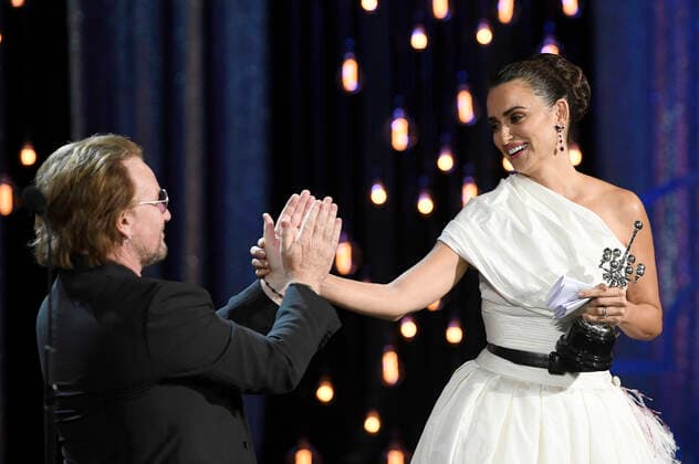Bilder des Jahres 2019, Entertainment 09 September Entertainment Themen der Woche KW39 Entertainment Bilder des Tages Penelope Cruz mit Bono bei der Verleihung des Donostia Awards für ihr Lebenswerk auf dem 67. Internationalen Filmfestival San Sebastian Festival Internacional de Cine de San Sebastian im Theater Victoria Eugenia. San Sebastian, 27.09.2019 *** Penelope Cruz with Bono at the Donostia Awards Ceremony for her lifes work at the 67th International Film Festival San Sebastian Festival Internacional de Cine de San Sebastian at the Theater Victoria Eugenia San Sebastian, 27 09 2019 Foto:xC.xNiehausx xFuturexImage