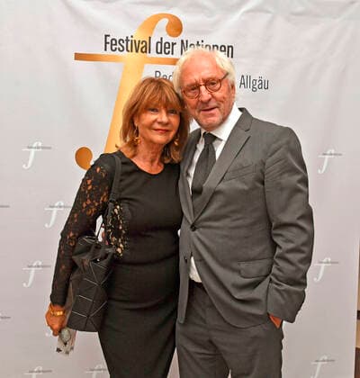 27.09.2019, Klassikfestival Bad Wörishofen, Festival der Nationen 2019 im Kurhaus Bad Wörishofen im Allgäu, Gäste auf dem Roten Teppich: Schauspieler Günther Maria Halmer (Deutschland) mit seiner Frau Claudia. 27.09.2019, Klassikfestival Bad Wörishofen 27.09.2019, Klassikfestival Bad Wörishofen