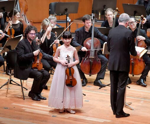 27.09.2019, Klassikfestival Bad Wörishofen, Festival der Nationen 2019 im Kurhaus Bad Wörishofen im Allgäu, Chloe Chua, Violine (Singapur, Junior Preisträgerin Menuhin Wettbewerb) mit dem Kammerorchester Basel. 27.09.2019, Klassikfestival Bad Wörishofen 27.09.2019, Klassikfestival Bad Wörishofen