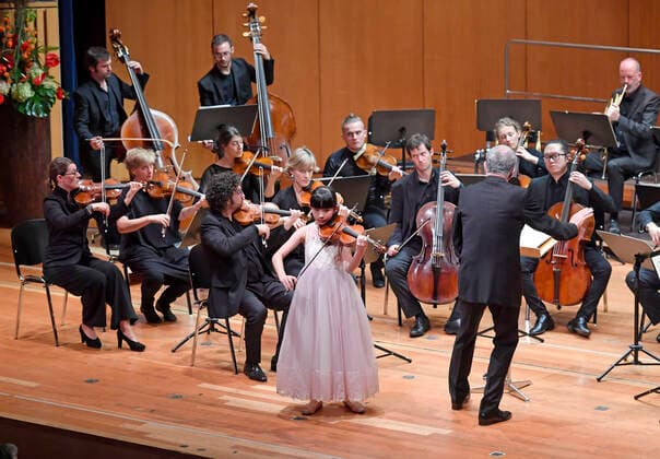 27.09.2019, Klassikfestival Bad Wörishofen, Festival der Nationen 2019 im Kurhaus Bad Wörishofen im Allgäu, Chloe Chua, Violine (Singapur, Junior Preisträgerin Menuhin Wettbewerb) mit dem Kammerorchester Basel. 27.09.2019, Klassikfestival Bad Wörishofen 27.09.2019, Klassikfestival Bad Wörishofen