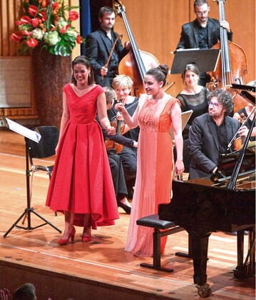 27.09.2019, Klassikfestival Bad Wörishofen, Festival der Nationen 2019 im Kurhaus Bad Wörishofen im Allgäu, v.li: Regula Mühlemann (Schweiz), Sopran und Olga Scheps (Russland), am Klavier mit dem Kammerorchester Basel. 27.09.2019, Klassikfestival Bad Wörishofen 27.09.2019, Klassikfestival Bad Wörishofen