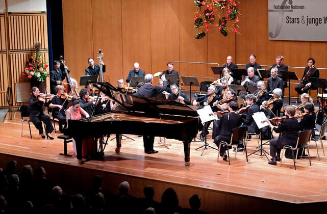 27.09.2019, Klassikfestival Bad Wörishofen, Festival der Nationen 2019 im Kurhaus Bad Wörishofen im Allgäu, Olga Scheps (Russland), am Klavier mit dem Kammerorchester Basel. 27.09.2019, Klassikfestival Bad Wörishofen 27.09.2019, Klassikfestival Bad Wörishofen