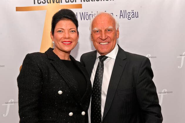27.09.2019, Klassikfestival Bad Wörishofen, Festival der Nationen 2019 im Kurhaus Bad Wörishofen im Allgäu, Gäste auf dem Roten Teppich: Ex-Bayernspieler Franz Bulle Roth (GER) mit Begleitung 27.09.2019, Klassikfestival Bad Wörishofen 27.09.2019, Klassikfestival Bad Wörishofen
