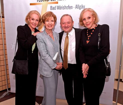 27.09.2019, Klassikfestival Bad Wörishofen, Festival der Nationen 2019 im Kurhaus Bad Wörishofen im Allgäu, links und rechts: Die Zwillinge Alice und Ellen Kessler, Moderatorin Carolin Reiber (2.v.li) mit Hoteldirektor Peter Messner (2.v.re, Sonnenhof Steigenberger Bad Wörishofen). 27.09.2019, Klassikfestival Bad Wörishofen 27.09.2019, Klassikfestival Bad Wörishofen