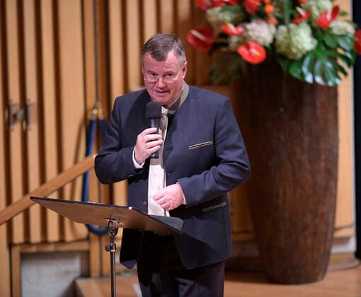 27.09.2019, Klassikfestival Bad Wörishofen, Festival der Nationen 2019 im Kurhaus Bad Wörishofen im Allgäu, Paul Gruschka Erster Bürgermeister Stadt Bad Wörishofen hält die Eröffnungsrede. 27.09.2019, Klassikfestival Bad Wörishofen 27.09.2019, Klassikfestival Bad Wörishofen
