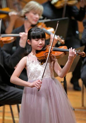 27.09.2019, Klassikfestival Bad Wörishofen, Festival der Nationen 2019 im Kurhaus Bad Wörishofen im Allgäu, Chloe Chua, Violine (Singapur, Junior Preisträgerin Menuhin Wettbewerb) mit dem Kammerorchester Basel. 27.09.2019, Klassikfestival Bad Wörishofen 27.09.2019, Klassikfestival Bad Wörishofen