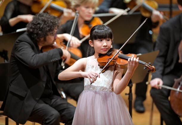 27.09.2019, Klassikfestival Bad Wörishofen, Festival der Nationen 2019 im Kurhaus Bad Wörishofen im Allgäu, Chloe Chua, Violine (Singapur, Junior Preisträgerin Menuhin Wettbewerb) mit dem Kammerorchester Basel. 27.09.2019, Klassikfestival Bad Wörishofen 27.09.2019, Klassikfestival Bad Wörishofen