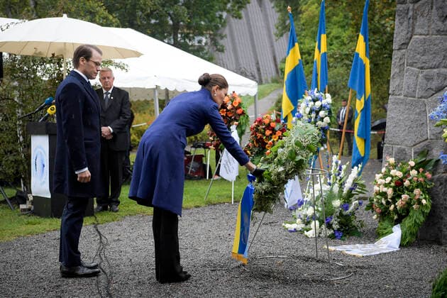 Bilder des Jahres 2019, News 09 September News Themen der Woche KW39 News Bilder des Tages Sweden s Crown Princess Victoria (L) and Prince Daniel lay a wreath as they attend a memorial ceremony at the Estonia monument at the Galley Shipyard Cemetery on the island of Djurgarden in Stockholm, Sweden, on Sept. 28, 2019, 25 years after the passenger ferry M S Estonia sank in the Baltic Sea taking the lives of 852 people. Photo Janerik Henriksson TT code 10010 Stockholm SWEDEN x10010x *** Sweden s Crown Princess Victoria L and Prince Daniel lay a wreath as they attend a memorial ceremony at the Estonia monument at the Galley Shipyard Cemetery on the island of Djurgarden in Stockholm, Sweden, on Sept 28, 2019, 25 years after the passenger ferry M S Estonia sank in the Baltic Sea taking the lives of 852 people Photo Janerik Henriksson TT code 10010 Stockholm SWEDEN x10010x,  Copyright: xJanerikxHenriksson TTx SWEDEN ESTONIA MEMORIAL SERVICE