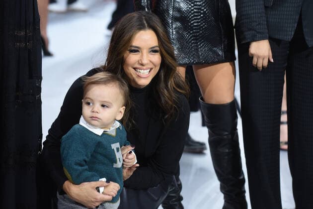 Paris Fashion Week. Annual l Oreal Show. Defilee l Oreal. Eva Longoria et son fils Santi 245557 2019-09-28 Paris France Longoria, Eva  Copyright: xSergexArnalx xStarfacex STAR_245557_062