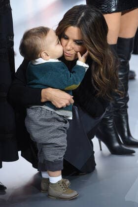 Paris Fashion Week. Annual l Oreal Show. Defilee l Oreal. Eva Longoria et son fils Santi 245557 2019-09-28 Paris France Longoria, Eva  Copyright: xSergexArnalx xStarfacex STAR_245557_064