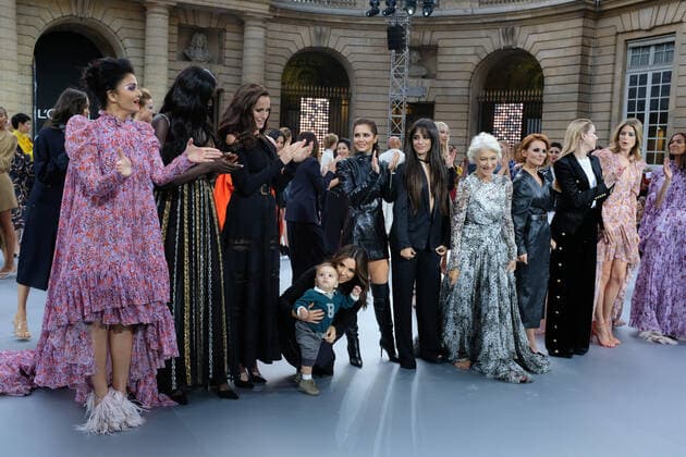 Paris Fashion Week. Annual l Oreal Show. Defilee l Oreal. Eva Longoria et son fils Santi 245557 2019-09-28 Paris France  Copyright: xSergexArnalx xStarfacex STAR_245557_090