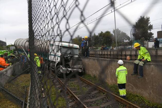 Mexiko, LKW Unfall in Mexiko-Stadt September 29, 2019: EUM20190929ACT03.JPG.CIUDAD DE MEXICO. AccidentAccidente-Trailer-Metro.- 29 de septiembre de 2019. Pipa choca contra el muro de contencion de la estacion Tepalcates del Transporte Colectivo Metro; se suspende el servicio en la estacion de la Linea A. Foto: Agencia EL UNIVERSALArmando MartinezEELG Copyright: xElxUniversalx