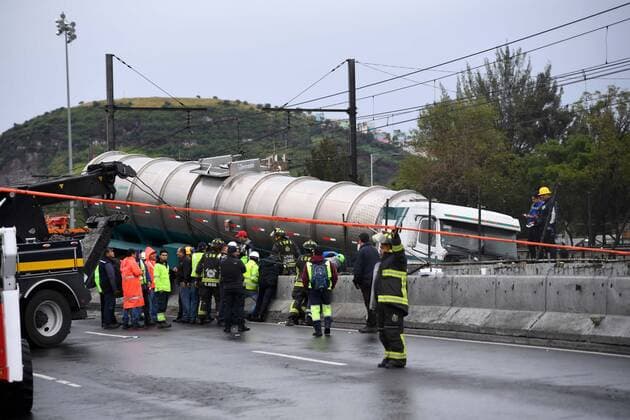 Mexiko, LKW Unfall in Mexiko-Stadt September 29, 2019: EUM20190929ACT02.JPG.CIUDAD DE MEXICO. AccidentAccidente-Trailer-Metro.- 29 de septiembre de 2019. Pipa choca contra el muro de contencion de la estacion Tepalcates del Transporte Colectivo Metro; se suspende el servicio en la estacion de la Linea A. Foto: Agencia EL UNIVERSALArmando MartinezEELG Copyright: xElxUniversalx