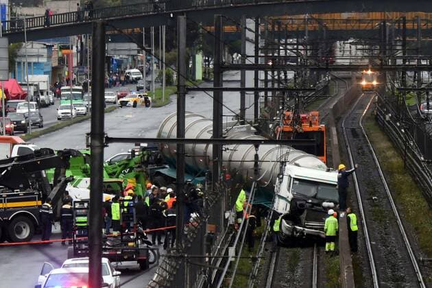 Mexiko, LKW Unfall in Mexiko-Stadt September 29, 2019: EUM20190929ACT01.JPG.CIUDAD DE MEXICO. AccidentAccidente-Trailer-Metro.- 29 de septiembre de 2019. Pipa choca contra el muro de contencion de la estacion Tepalcates del Transporte Colectivo Metro; se suspende el servicio en la estacion de la Linea A. Foto: Agencia EL UNIVERSALArmando MartinezEELG Copyright: xElxUniversalx