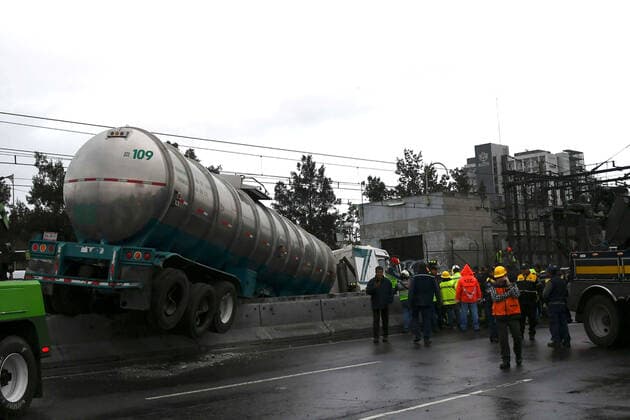Mexiko, LKW Unfall in Mexiko-Stadt September 29, 2019: EUM20190929ACT04.JPG.CIUDAD DE MEXICO. AccidentAccidente-Trailer-Metro.- 29 de septiembre de 2019. Pipa choca contra el muro de contencion de la estacion Tepalcates del Transporte Colectivo Metro; se suspende el servicio en la estacion de la Linea A. Foto: Agencia EL UNIVERSALArmando MartinezEELG Copyright: xElxUniversalx