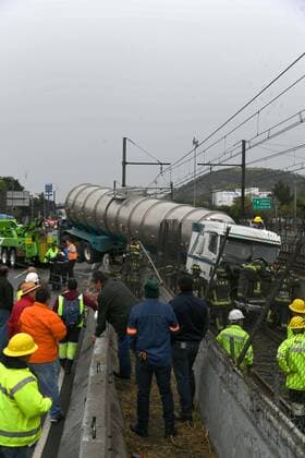 Mexiko, LKW Unfall in Mexiko-Stadt September 29, 2019: EUM20190929ACT06.JPG.CIUDAD DE MEXICO. AccidentAccidente-Trailer-Metro.- 29 de septiembre de 2019. Pipa choca contra el muro de contencion de la estacion Tepalcates del Transporte Colectivo Metro; se suspende el servicio en la estacion de la Linea A. Foto: Agencia EL UNIVERSALArmando MartinezEELG Copyright: xElxUniversalx