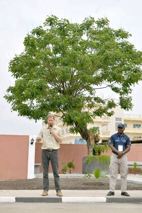 Bilder des Jahres 2019, Entertainment 09 September Entertainment Themen der Woche KW39 27 09 2019 - Prince Harry Duke of Sussex delivers a speech in front of the Diana Tree in Huambo, Angola, on day five of the royal tour of Africa. The Duke is visiting the minefield where his late mother, Diana Princess of Wales, was photographed in 1997, which is now a busy street with schools, shops and houses. Photo Credit: ALPR AdMedia 245611 2019-09-27 Angola Huambo Afrique du Sud  Copyright: xAdMediax STAR_245611_005