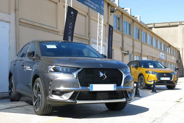 DS 7 Crossback (SUV Geländewagen, DS Automobiles, PSA-Konzern Citroen Edelmarke, links) und DS 3 Crossback, Salon de l Automobile, 27. Salon du vehicule neuf et d occasion, 20.-23.09.2019, Auto, Messe, Automesse, Autoausstellung, Neuwagen & Gebrauchtwagen, Base Nature Francois Leotard, Frejus (Frankreich) *** DS 7 Crossback SUV SUV off-road vehicle, DS Automobiles, PSA Group Citroen noble brand, left and DS 3 Crossback, Salon de l Automobile, 27 Salon du vehicule neuf et d occasion, 20 23 09 2019, Auto, Messe, Automesse, Autoausstellung, Neuwagen Gebrauchtwagen, Base Nature Francois Leotard, Frejus France