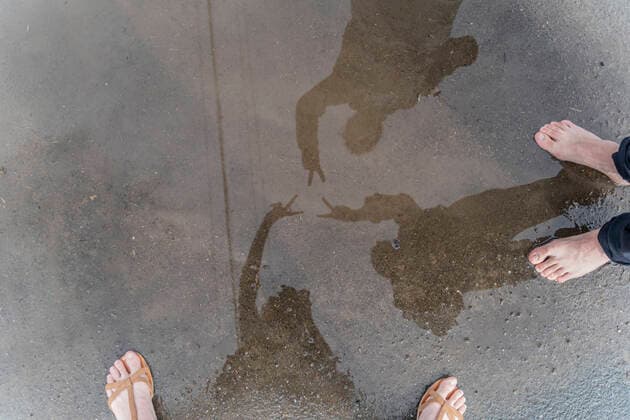 Feet in a puddle model released Symbolfoto  AFVF03915