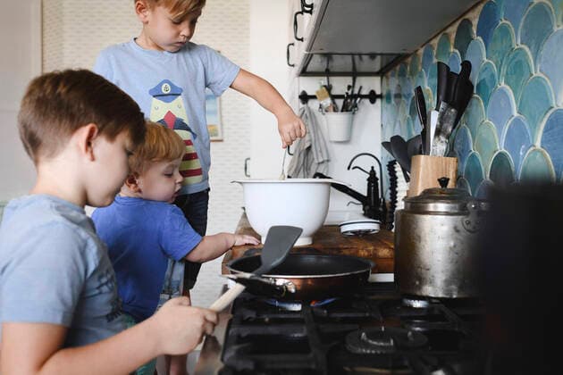Three brothers cooking pancakes in the kitchen model released Symbolfoto property released  EYAF00345