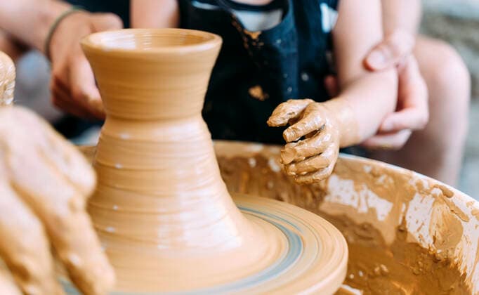 IMAGO Creative: NGO, Ausbildung für Kinder Close-up of father and daughter in a pottery workshop model released Symbolfoto  GEMF03127