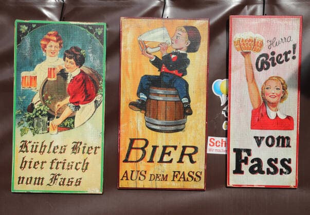 Das 186. Oktoberfest in München auf der Theresienwiese Von Süßigkeiten bis Bratwürste und Bier gibt es alles auf dem Münchner Oktoberfest Wiesn Bier Schiler, München Deutschland Theresienwiese